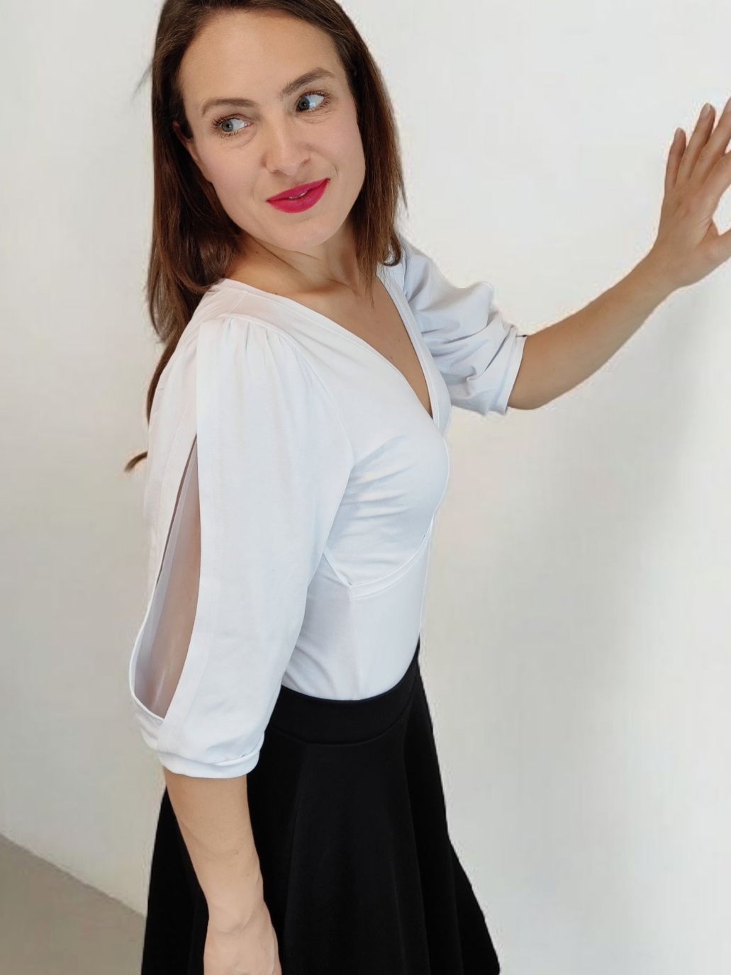 Bílé tričko s véčkovým překříženým výstřihem